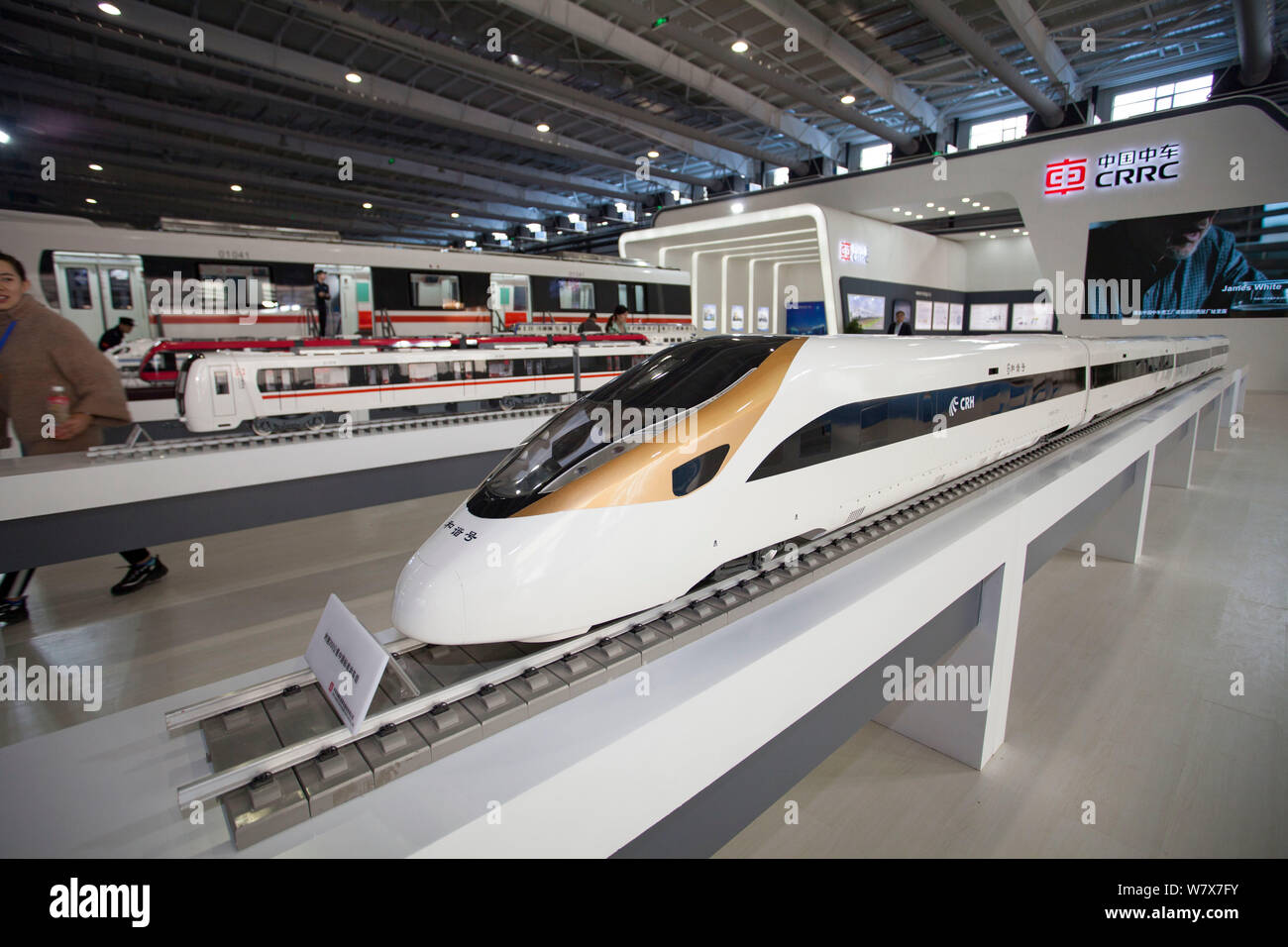 ---- Blick auf Modelleisenbahnen auf Anzeige am Stand von Crrc (China Eisenbahnrollmaterial Corporation) während einer Ausstellung in Changchun Stadt, northea Stockfoto