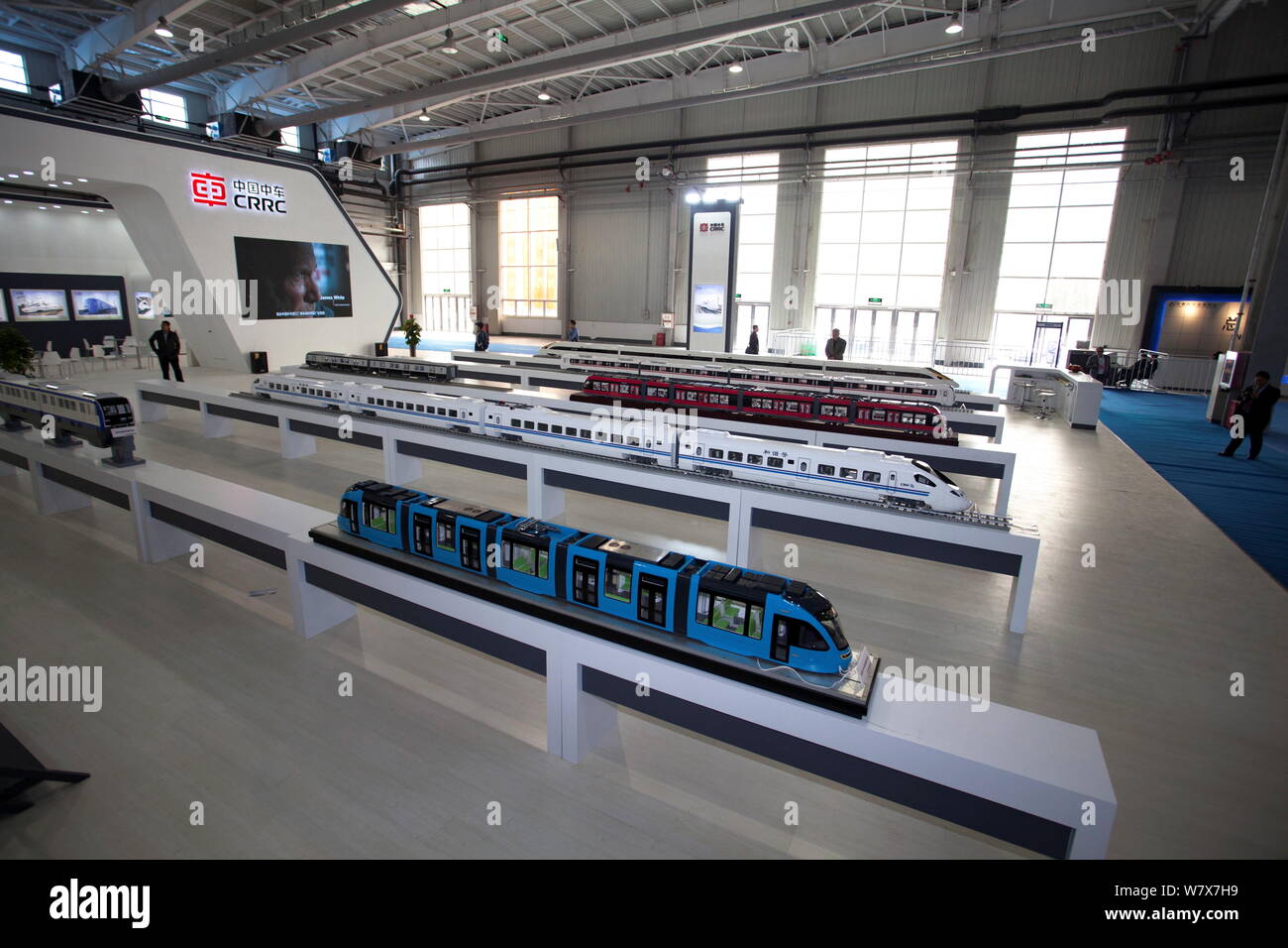---- Blick auf Modelleisenbahnen auf Anzeige am Stand von Crrc (China Eisenbahnrollmaterial Corporation) während einer Ausstellung in Changchun Stadt, northea Stockfoto