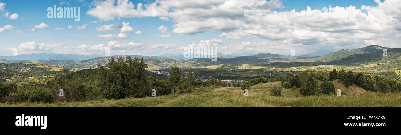 Panoramablick auf die Landschaft von maramureș im Norden Rumäniens, oberhalb des Dorfes Ieud Stockfoto