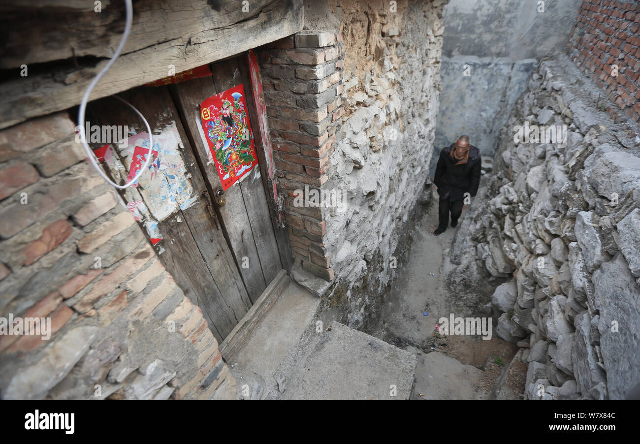 --FILE - Ein chinesischer Mann Spaziergänge in Richtung zu seinem Haus aus Stein auf der Peijiazhuang Dorf für null Scheidungsrate in Jiaozuo City bekannt, der Central China Hena Stockfoto