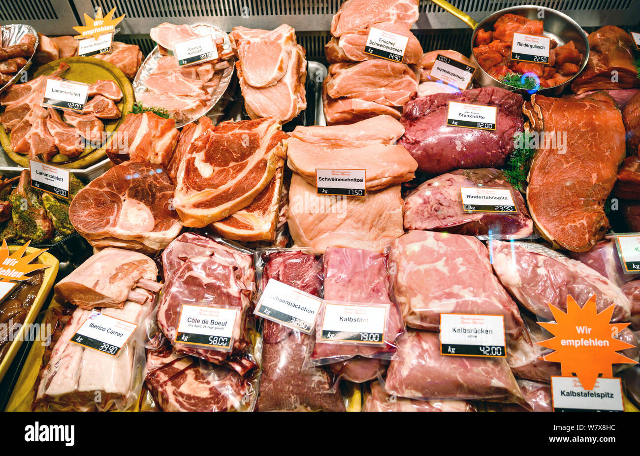 Hannover, Deutschland. 07 Aug, 2019. Fleisch Produkte liegen in der Metzgerei. Landwirtschaftliche Politiker von SPD und Gruenen haben sich fuer einen höheren Wert gesprochen - Mehrwertsteuer auf Fleisch. Credit: Christophe Kirschtorte/dpa/Alamy leben Nachrichten Stockfoto