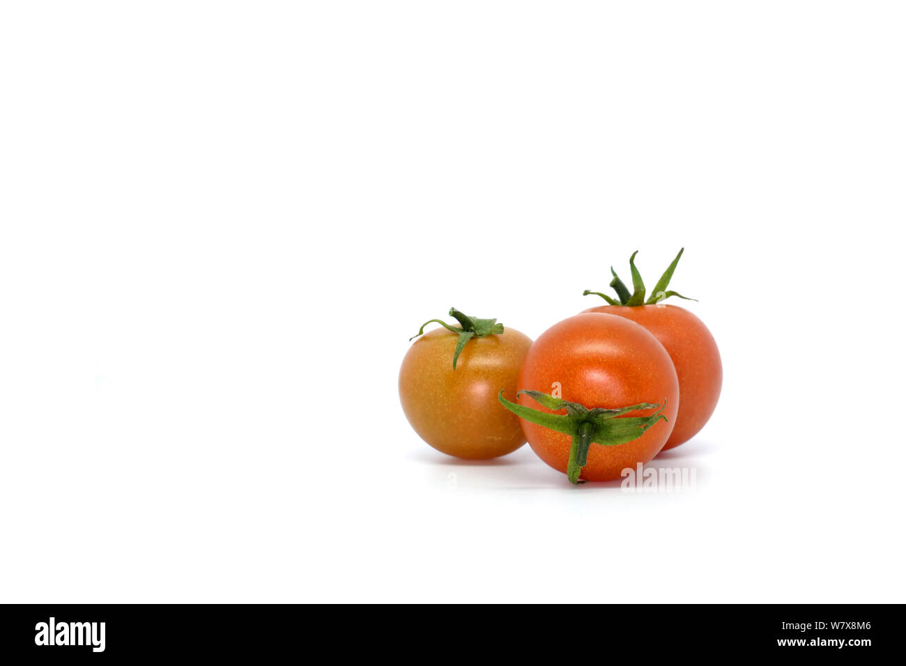 Cherry-Tomaten, die isoliert auf weißem Hintergrund Stockfoto
