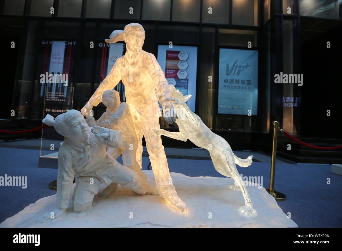 Blick auf eine Installation mit dem Titel "lassen Sie ihre Pflege die Welt erleuchten' durch chinesische Künstler Xie Yong vorgestellt an der Charta Einkaufszentrum in Shenyang cit Stockfoto