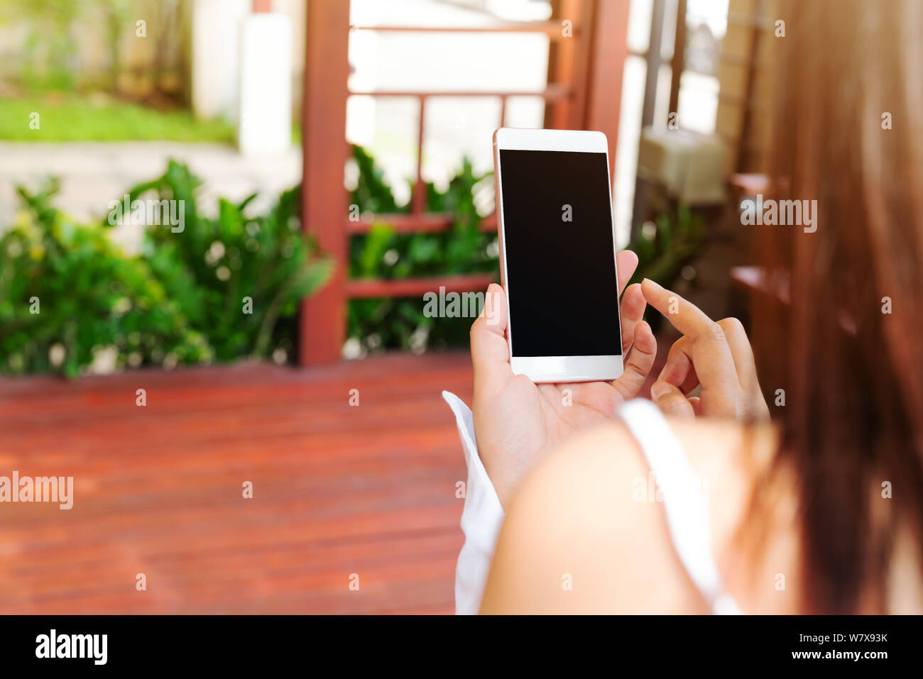 Junge Frauen kaufen online auf einem Smartphone, Business und modernes soziales Lifestyle-Konzept Stockfoto