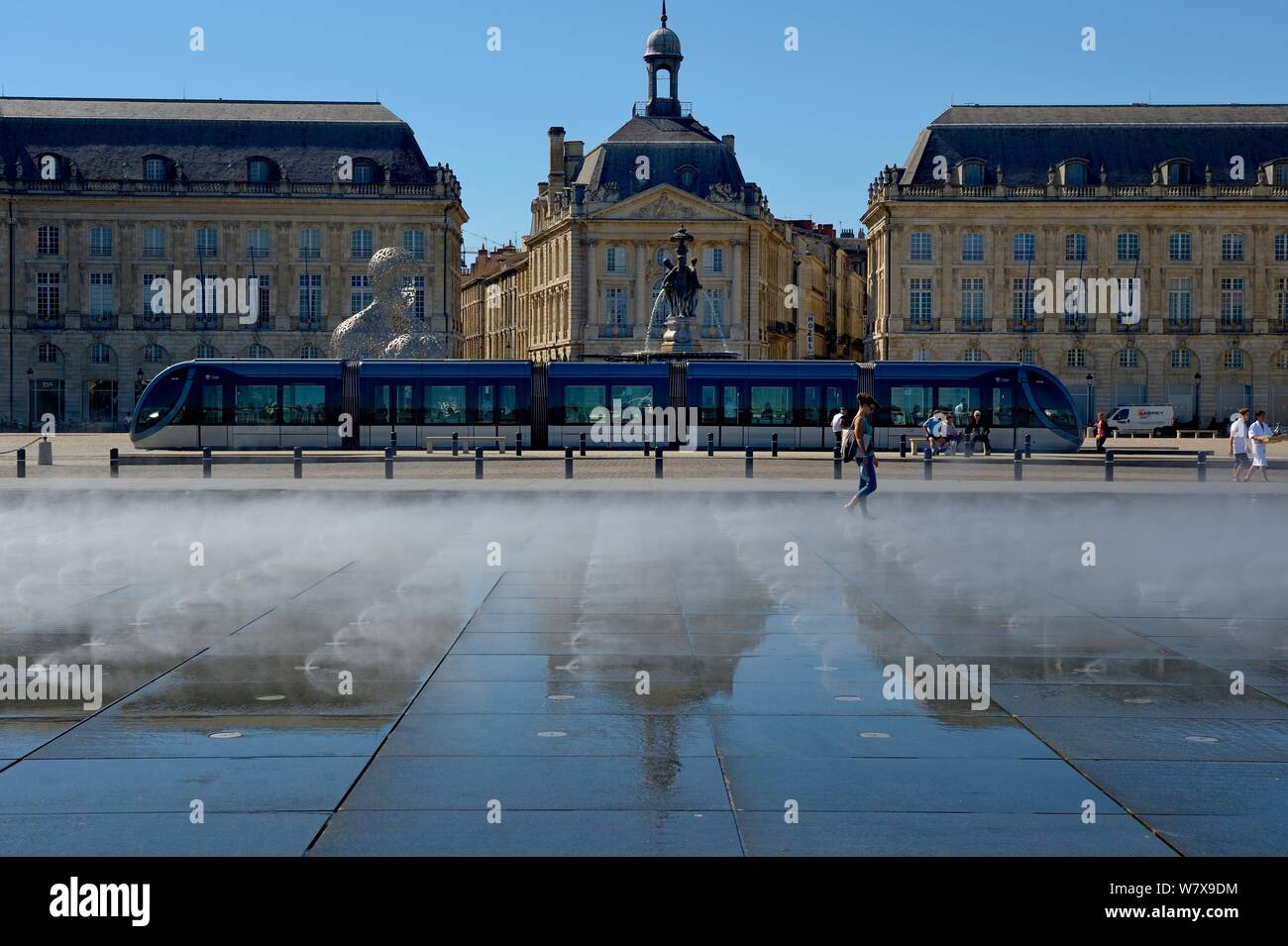 Gebäude in Wasser, Bordeaux, Frankreich, September 2013. Stockfoto