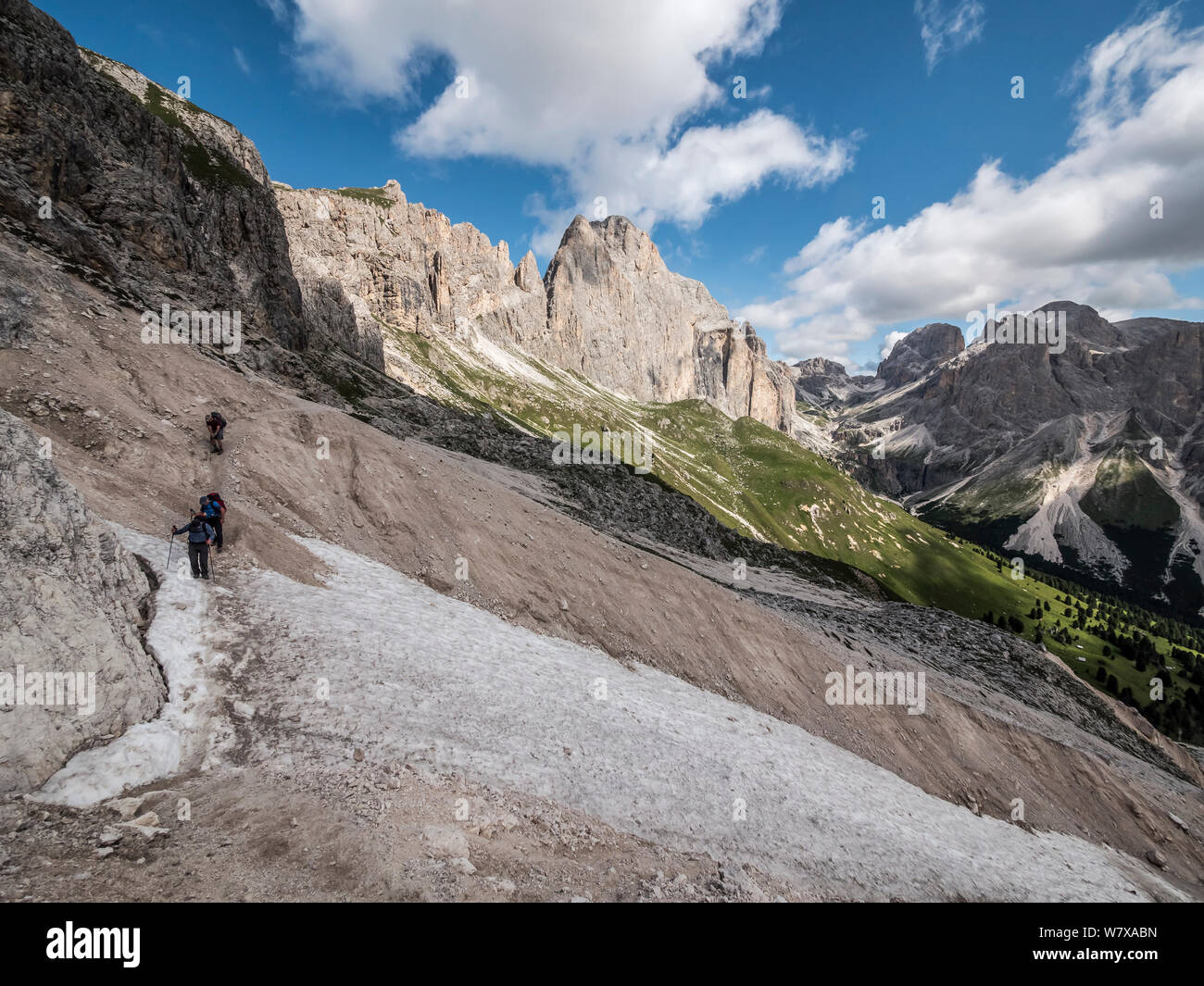 Wanderer genießen Sie die zerklüftete Berglandschaft en-route auf der Rotwand Hütte Berghütte in den Rosengarten, der italienischen Dolomiten Südtirol Stockfoto