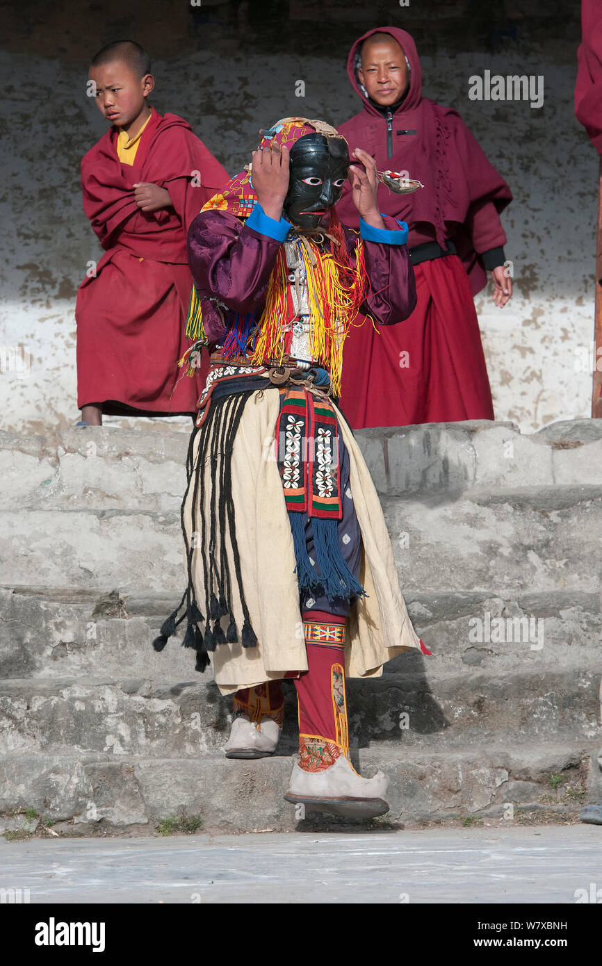 Gonyingcham, ein Tanz, der in Bezug auf den himmlischen Engeln im Tantrayana Buddhismus durchgeführt. Diese Engel sind das schöne Mädchen aus verschiedenen Dörfern der Mon Region. Torgya Festival. Galdan Namge Lhatse Kloster Tawang, Arunachal Pradesh, Indien. Januar 2014. Stockfoto
