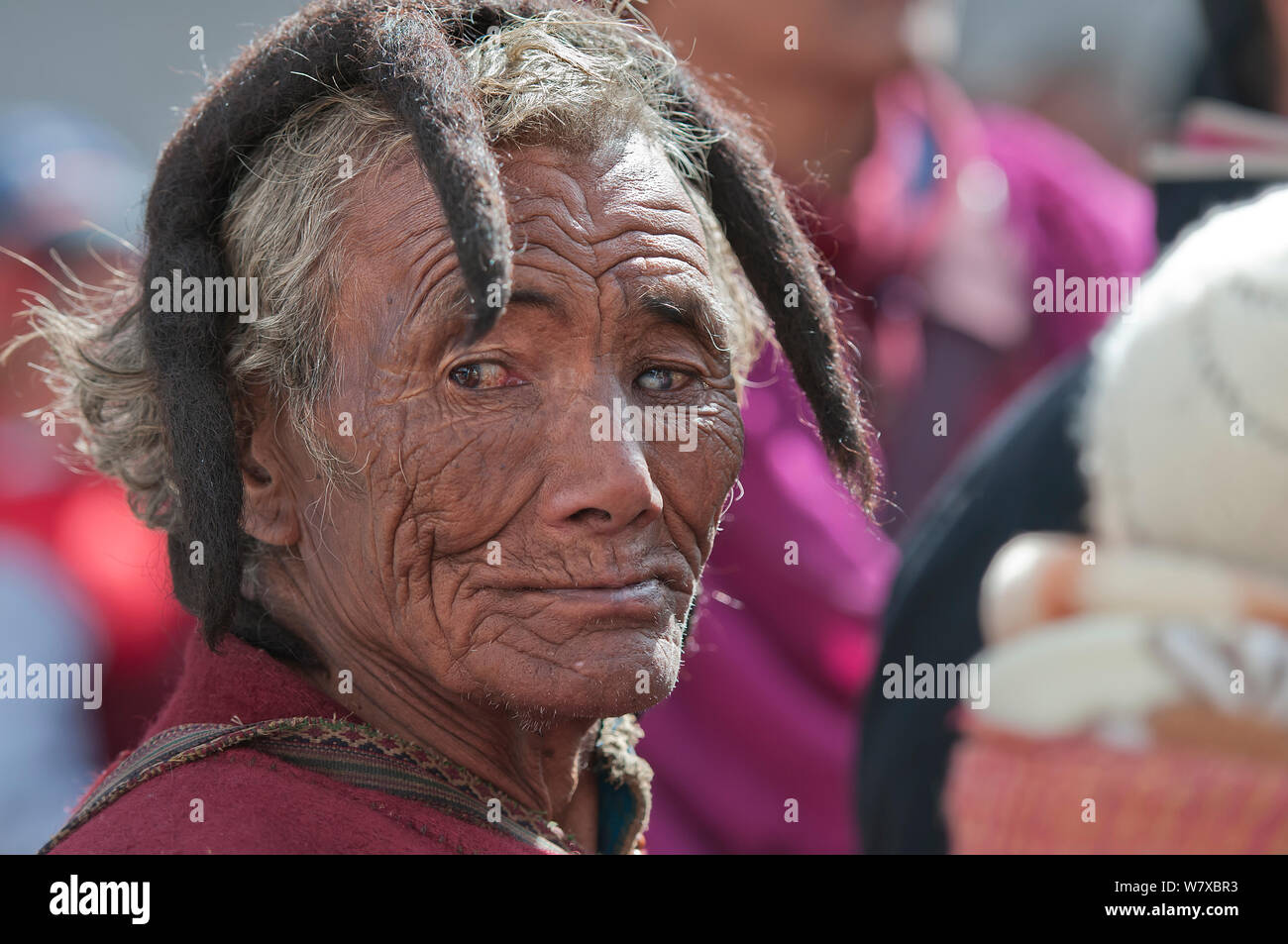 Mann in traditionellen Mompa Stamm Kleid (typische Kopf Kleid von Yak Haare) während Torgya Festival. Galdan Namge Lhatse Kloster Tawang, Arunachal Pradesh, Indien. Januar 2014. Stockfoto