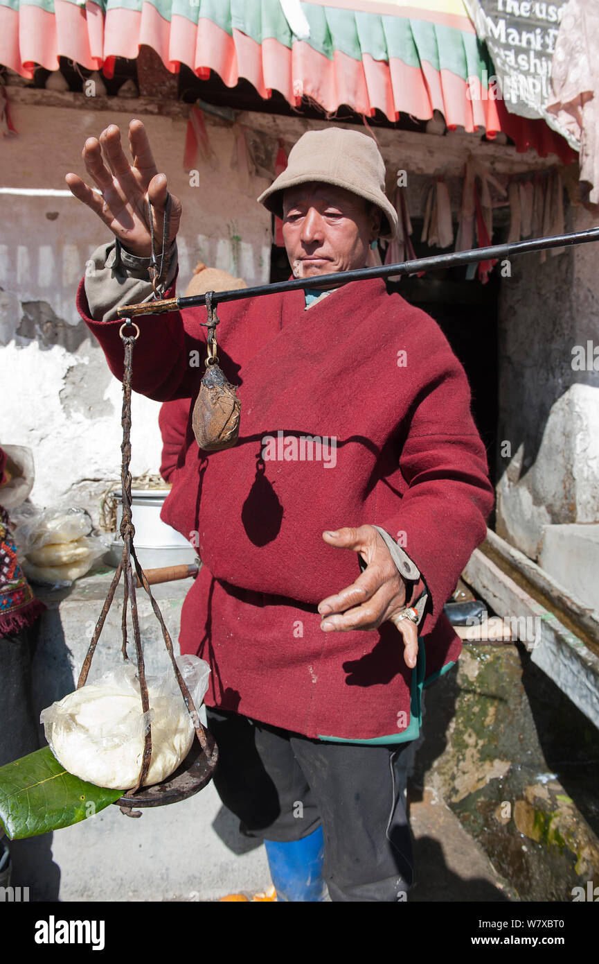 Anbieter mit Yak Butter während der torgya Festival. Galdan Namge Lhatse Kloster Tawang, Arunachal Pradesh, Indien. Januar 2014. Stockfoto