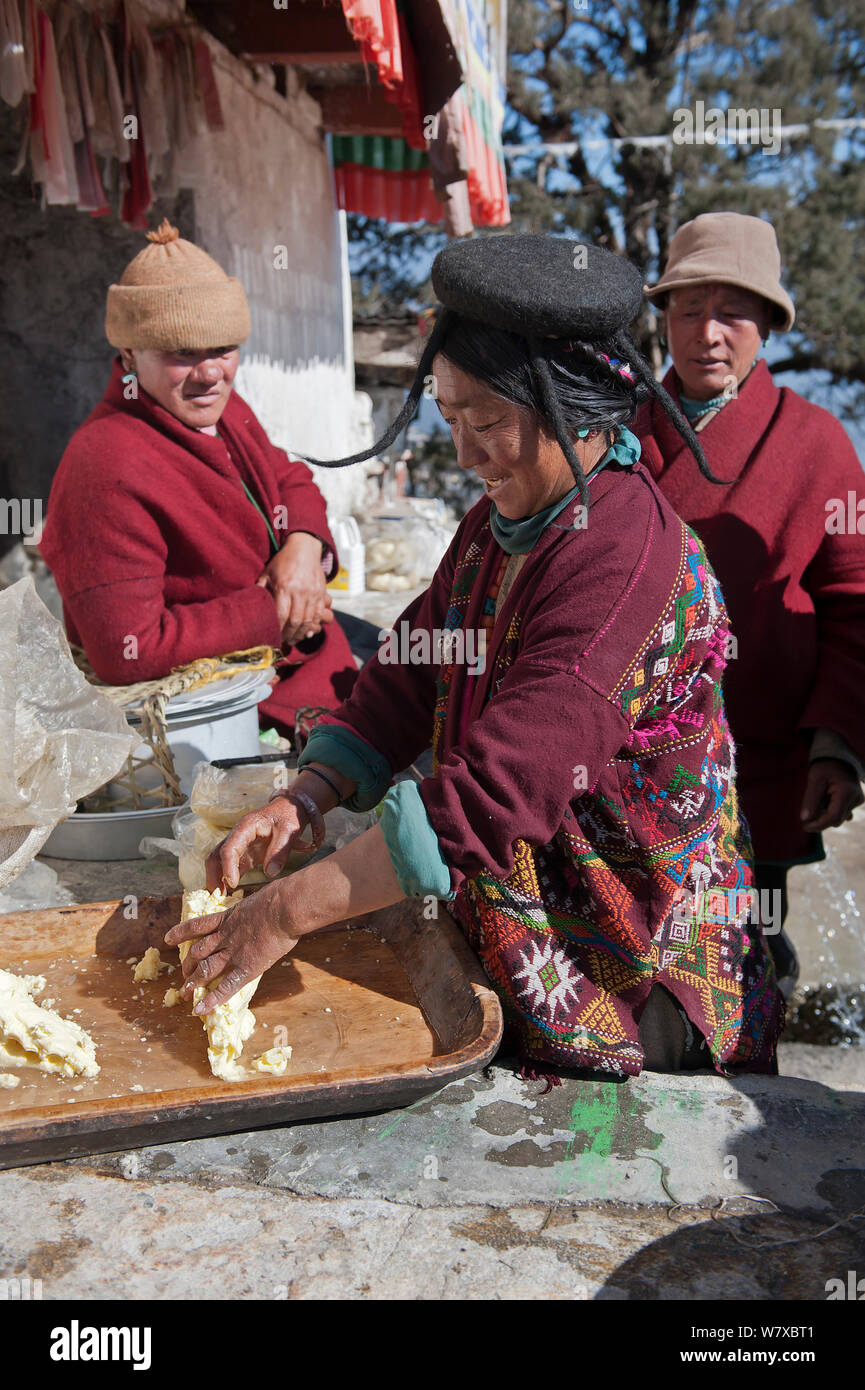 Verkäufer mit Yak Butter während der torgya Festival. Galdan Namge Lhatse Kloster Tawang, Arunachal Pradesh, Indien. Januar 2014. Stockfoto