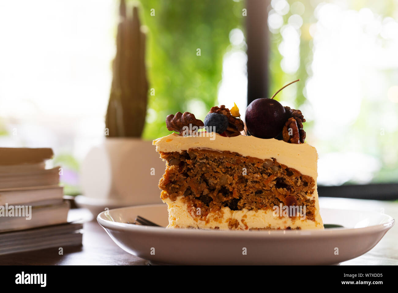 Stück Karotte Obst Kuchen auf Kaffee Cafe, Nahaufnahme, Seite, Ansicht Stockfoto