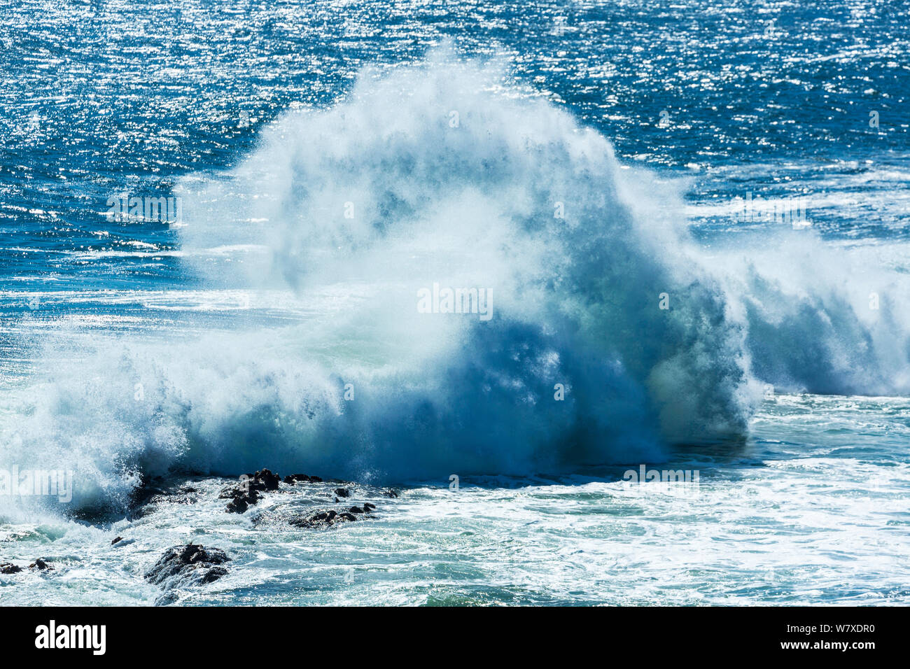 Große Wellen am Strand bei Strandfontein, Provinz Western Cape, Südafrika, September 2012. Stockfoto