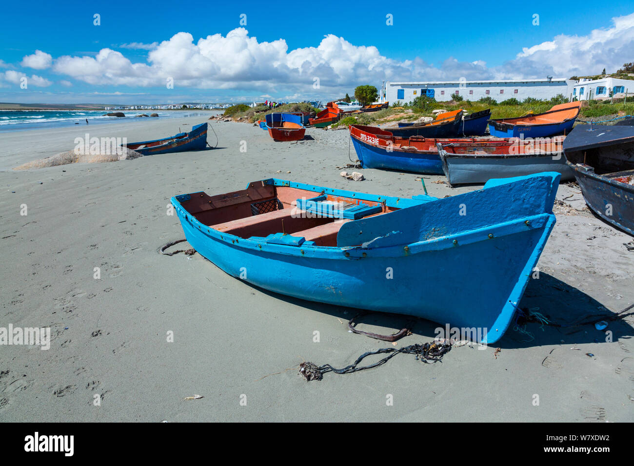 Boote am Strand von Paternoster Village, West Coast Halbinsel, Provinz Western Cape, Südafrika, September 2012. Stockfoto