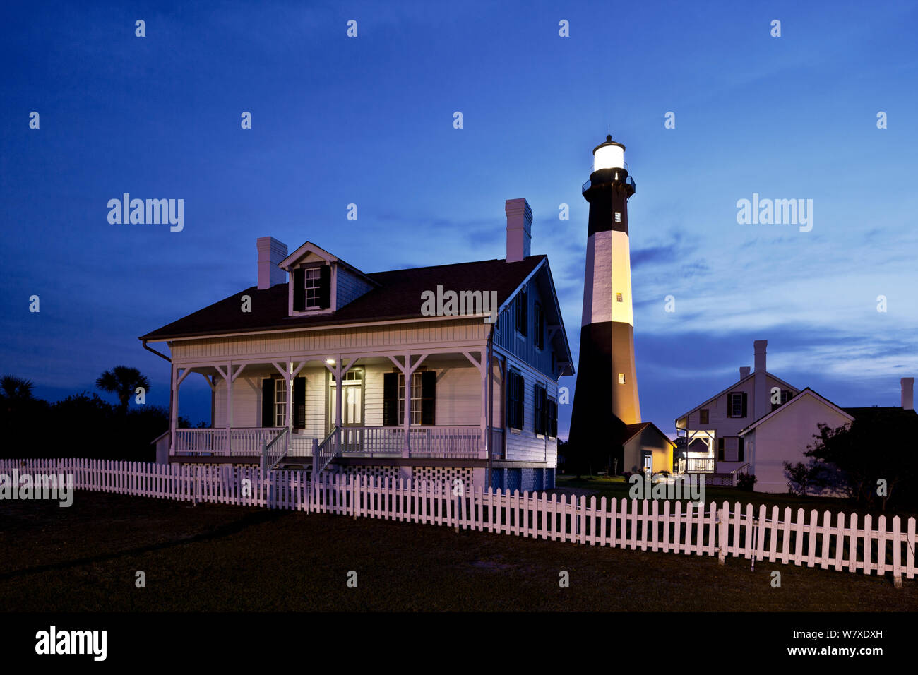 Tybee Island Light Station und das Museum in der Dämmerung auf Tybee Island, Georgia, USA. Stockfoto