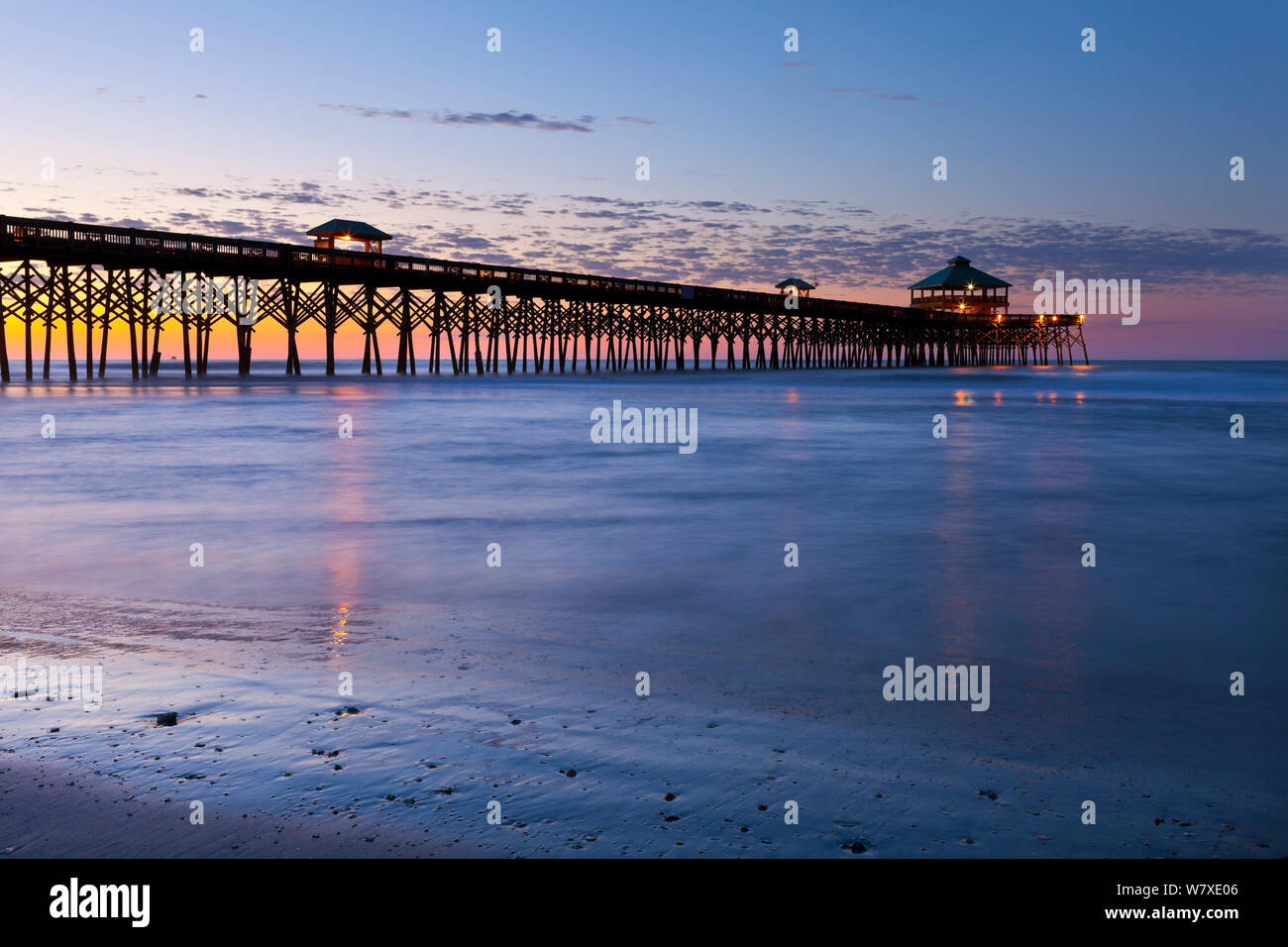 Folly Beach Fishing Pier in der Stadt Folly Beach, Folly Island entlang der Atlantikküste, South Carolina, USA. Stockfoto