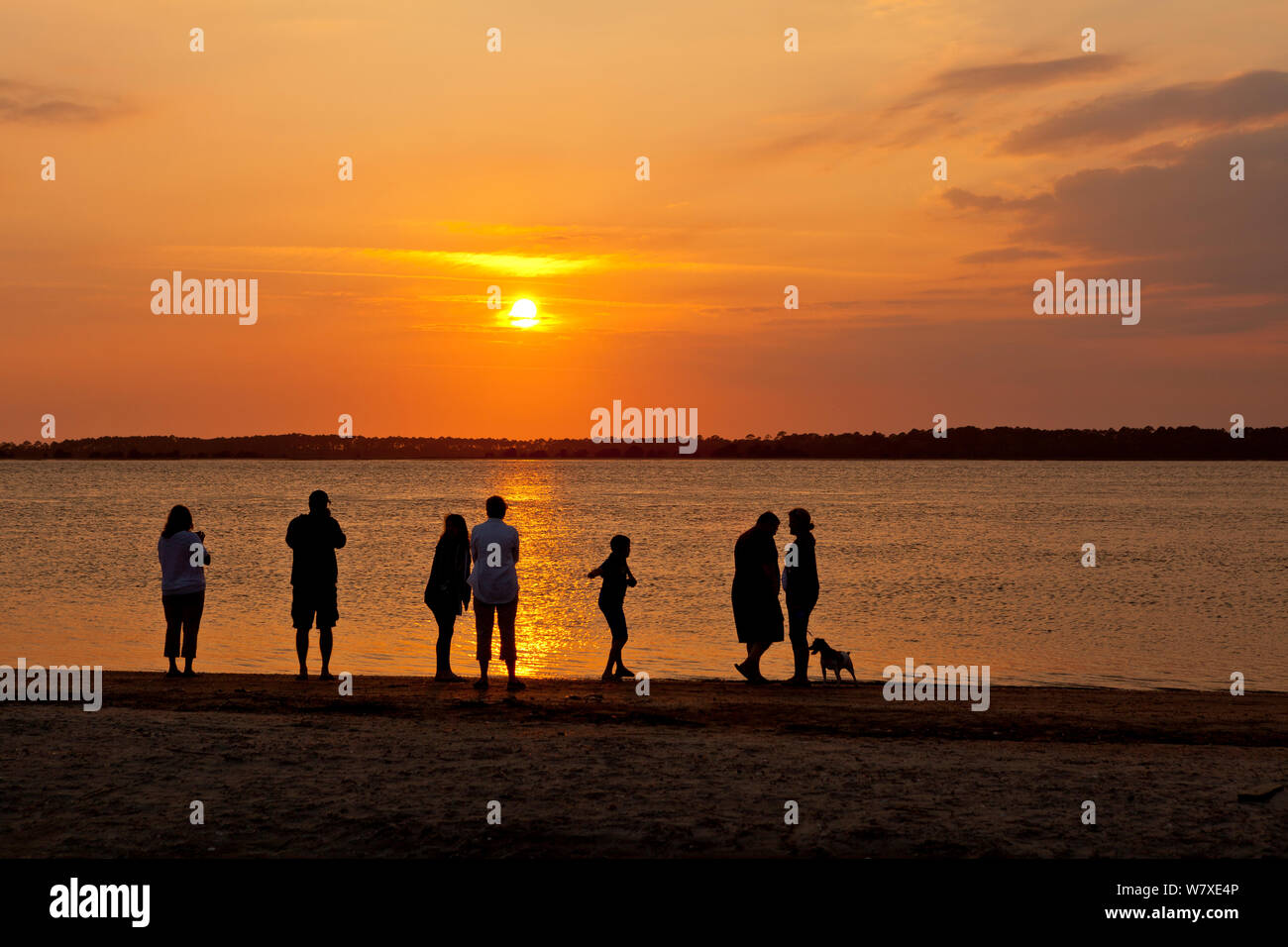 Die Menschen den Sonnenuntergang am Strand am südlichen Ende der Edisto Island, South Carolina, USA. Stockfoto