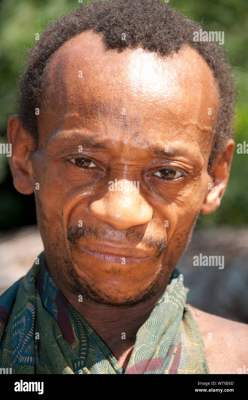 Porträt der Mbuti Pygmy Mann, Ituri Wald, Demokratische Republik Kongo, Afrika, November 2011. Stockfoto