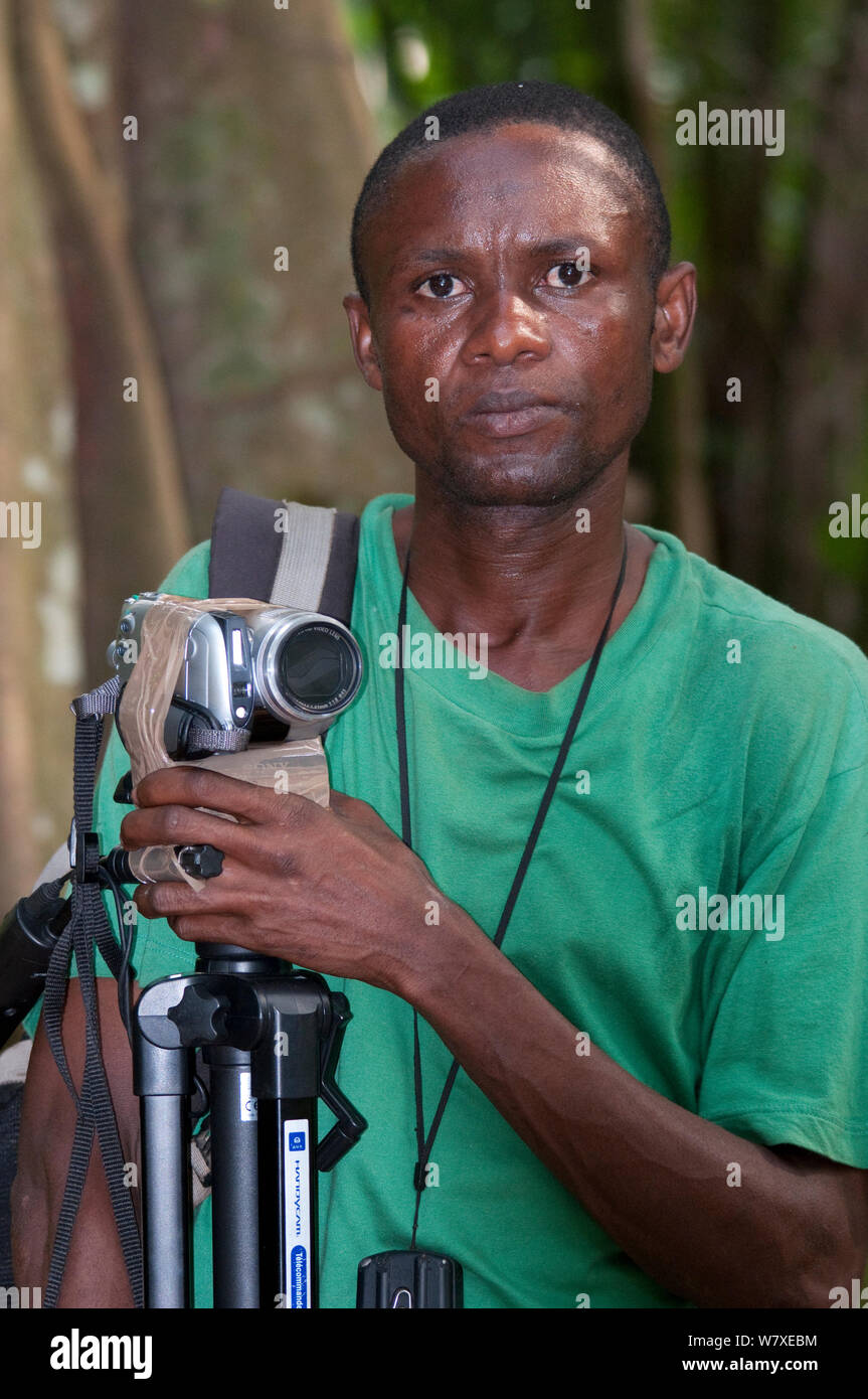 Chris-Camera Assistant und Botaniker nehmen, Demokratische Republik Kongo, Afrika, Februar 2012. Stockfoto