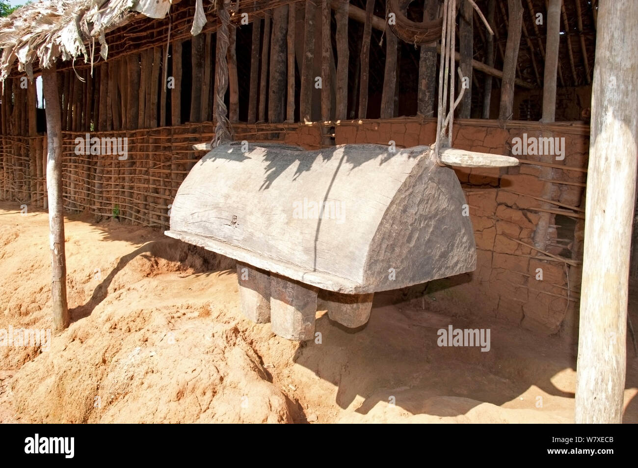 Dorf Trommel in Mongo Dorf, Demokratische Republik Kongo, Afrika, November 2011. Stockfoto