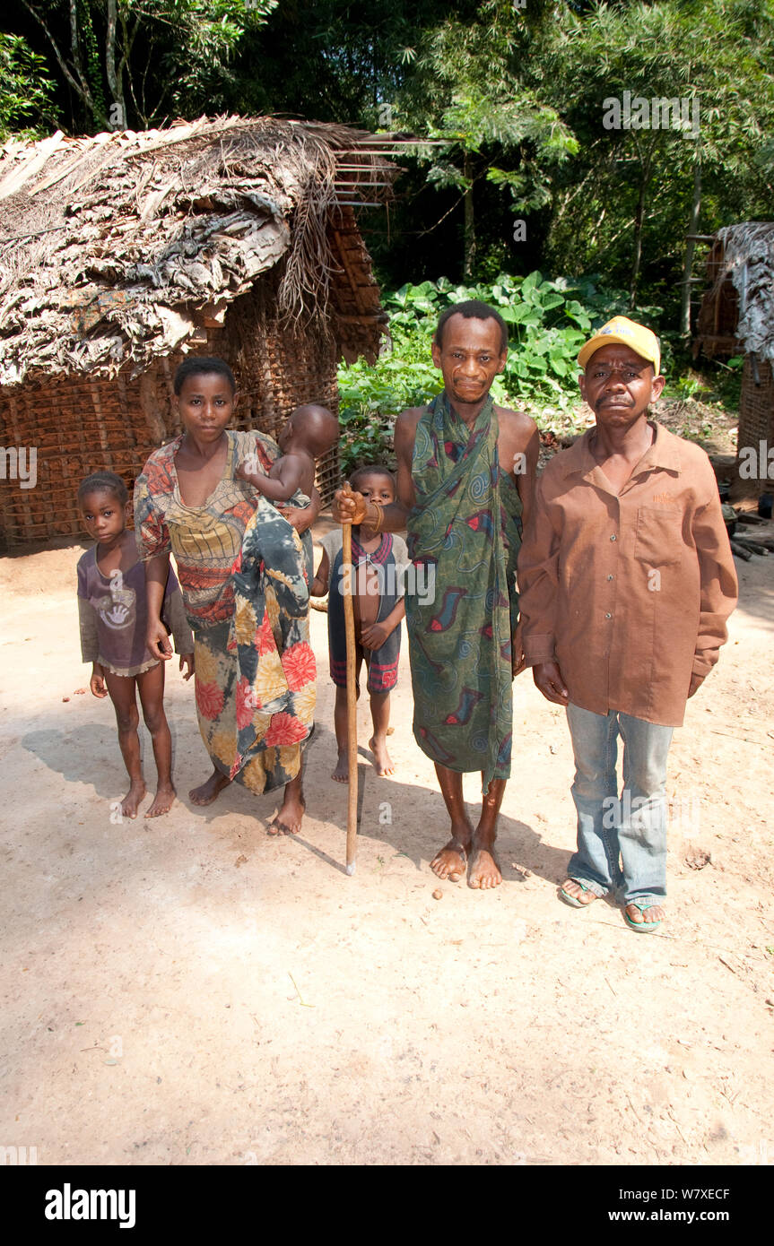 Mbuti Pygmy Familie, Ituri Rainforest, Demokratische Republik Kongo, Afrika, November 2011. Stockfoto
