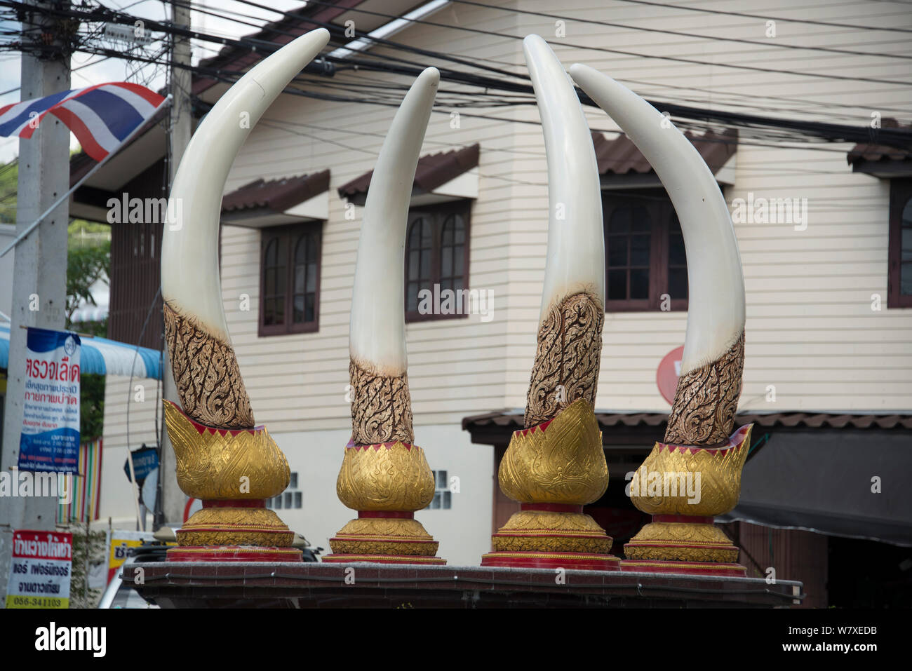 Kreisverkehr mit gefälschten Elfenbein Stoßzähne, Nakhon Sawan, Thailand, Dezember 2012. Stockfoto