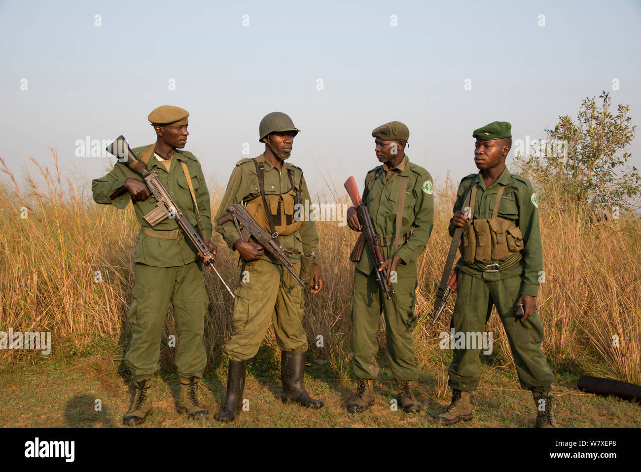 Park Ranger mit Gewehren, Garamba National Park in der Demokratischen Republik Kongo, Februar 2012. Stockfoto
