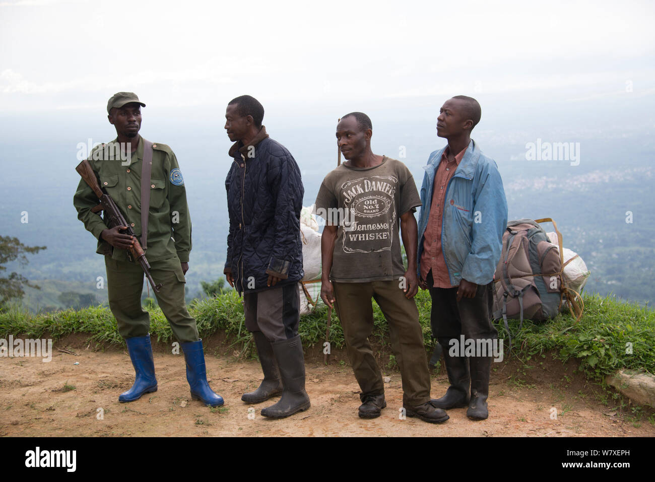 Park Ranger mit Sturmgewehr, Garamba National Park in der Demokratischen Republik Kongo, Februar 2012. Stockfoto