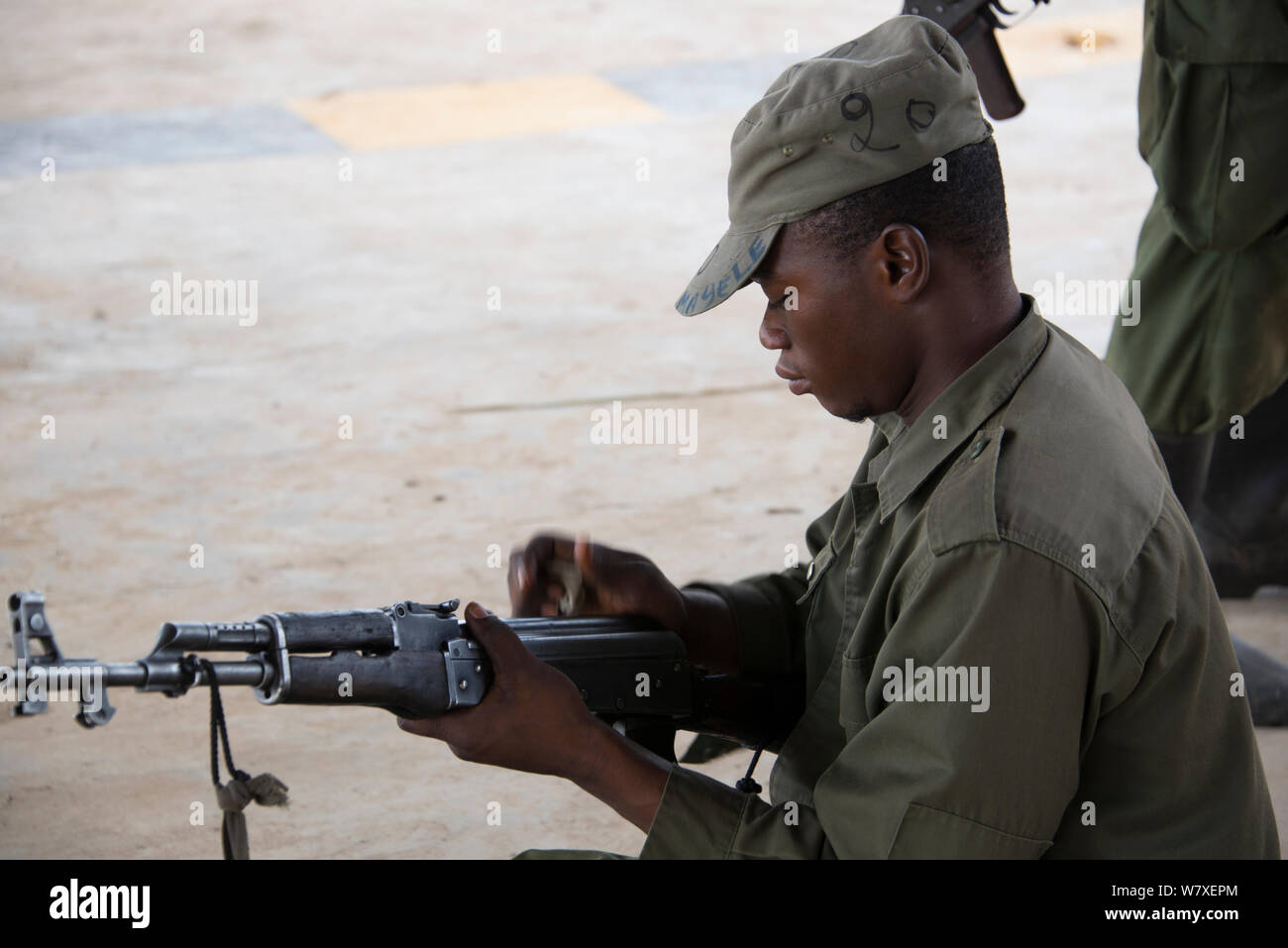 Park Ranger mit Gewehr Garamba National Park in der Demokratischen Republik Kongo, Februar 2012. Stockfoto