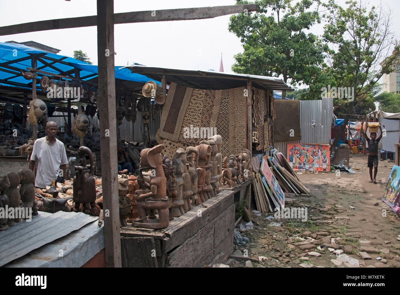 Statuen für den Verkauf zu stimmen mit de la Volier (Markt der Diebe), Kinshasa, Demokratische Republik Kongo. Mai 2012. Stockfoto