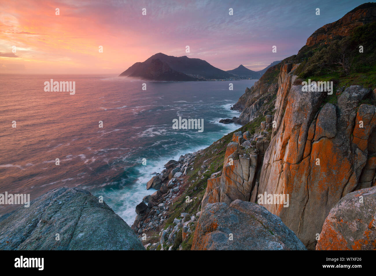 Sonnenuntergang entlang der Chapmans Peak Pass. Kapstadt, Südafrika. August 2011. Stockfoto