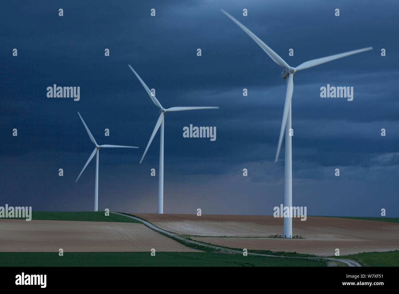 Windpark unter dunklen Wolken vor einem Sturm, Ribemont, Picardie, Frankreich, April 2014. Stockfoto