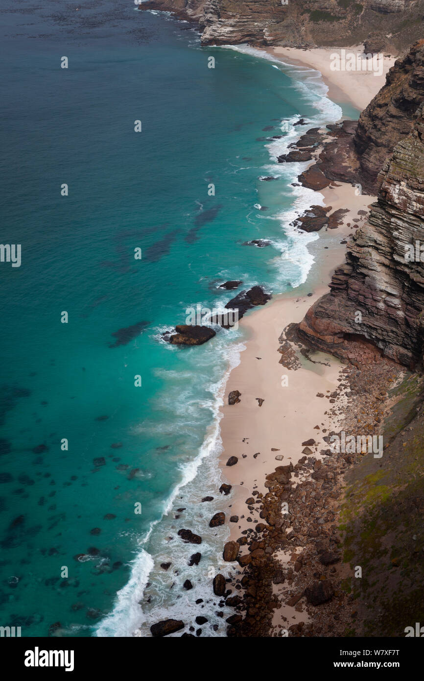 Das türkisfarbene Wasser von Diaz Strand im Sommer Tag. Cape Point Nationalpark, Kapstadt, Südafrika. Februar 2012. Nicht-ex. Stockfoto