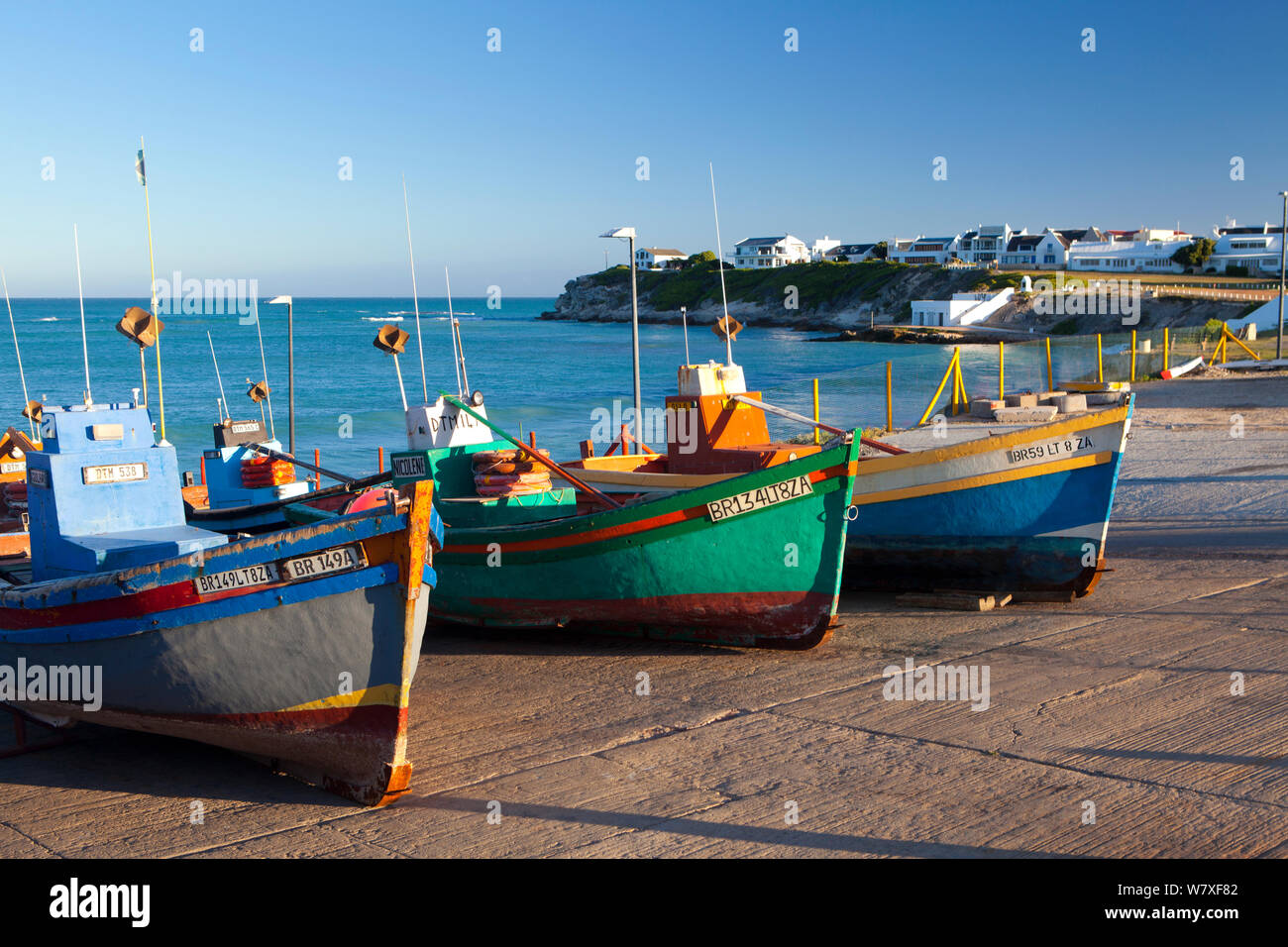 Bunte Fischerboote in den kleinen Hafen. Arniston/Nysna, Western Cape, Südafrika. Februar 2012. Nicht-ex. Stockfoto