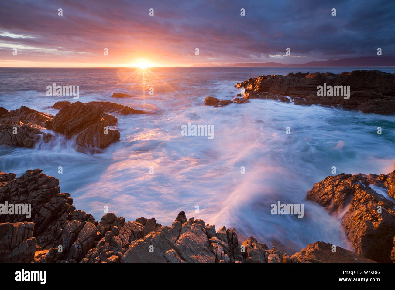 Sonnenuntergang über einem felsigen Küste. De Kelders, Western Cape, Südafrika. April 2010. Nicht-ex. Stockfoto