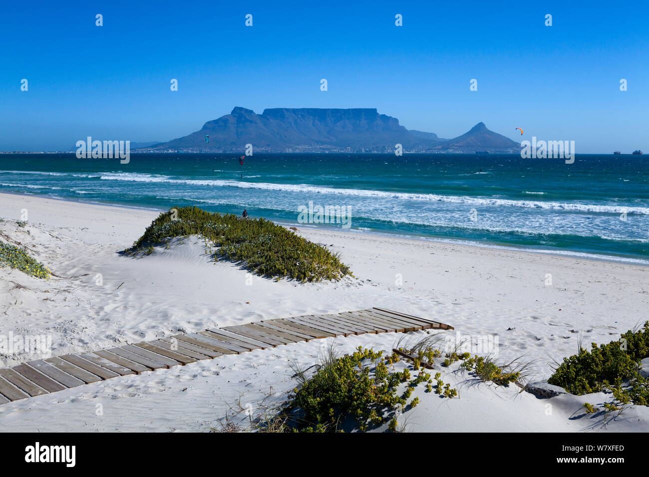 Boardwalk, die auf einem weißen Strand mit dem Tafelberg im Hintergrund. Bloubergstrand, Kapstadt, Südafrika. November 2011. Nicht-ex. Stockfoto