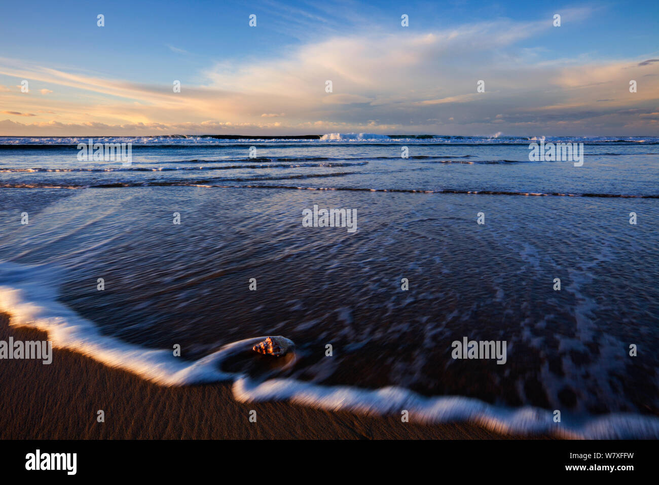 Strand im Morgenlicht. Kenton-on-Sea, Eastern Cape, Südafrika. Mai 2009. Nicht-ex. Stockfoto