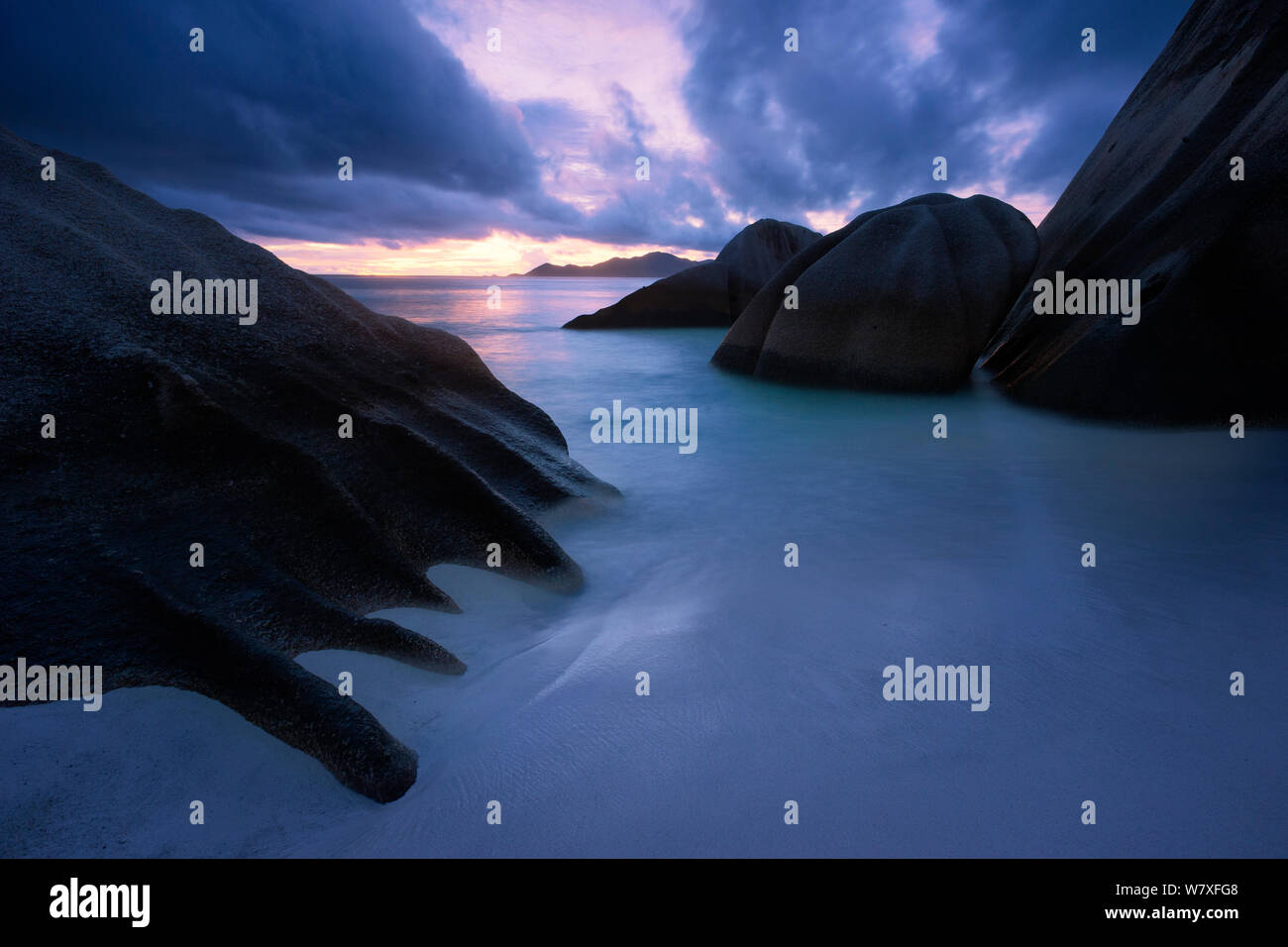 Dämmerung auf die Anse Source d&#39;Argent Beach. La Digue Island, Seychellen. Oktober 2012. Nicht-ex. Stockfoto