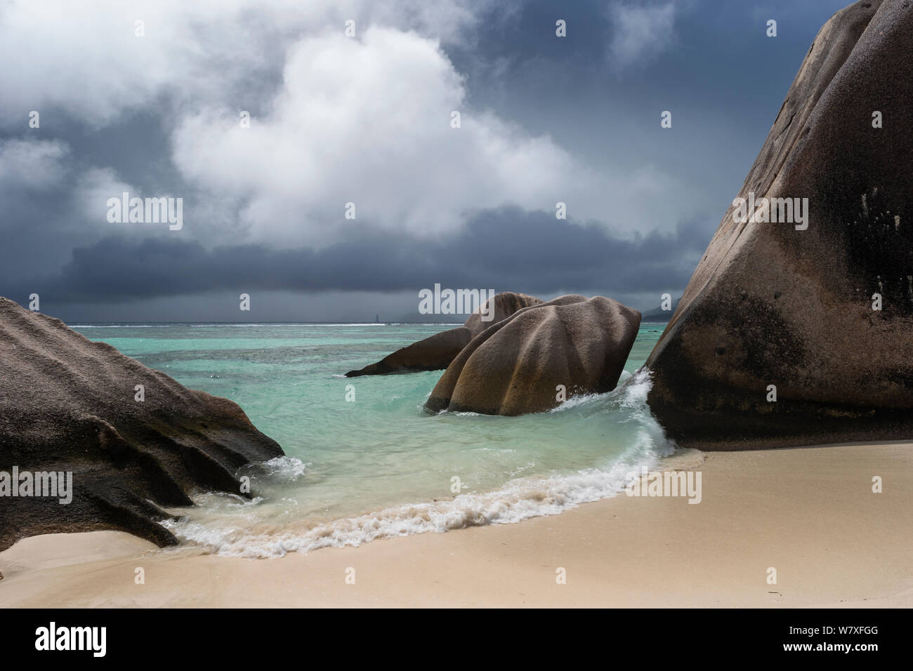 Strand unterhalb einer stürmischen grauer Himmel. La Digue Island, Seychellen. Oktober 2012. Nicht-ex. Stockfoto