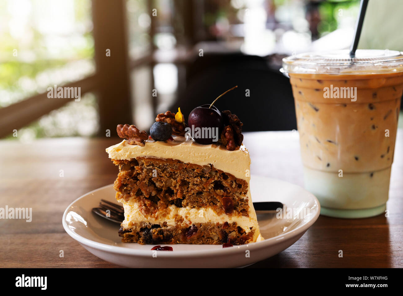 Stück Karotte Obst Kuchen und Eis Kaffee auf Kaffee Cafe, Nahaufnahme, Seite, Ansicht Stockfoto