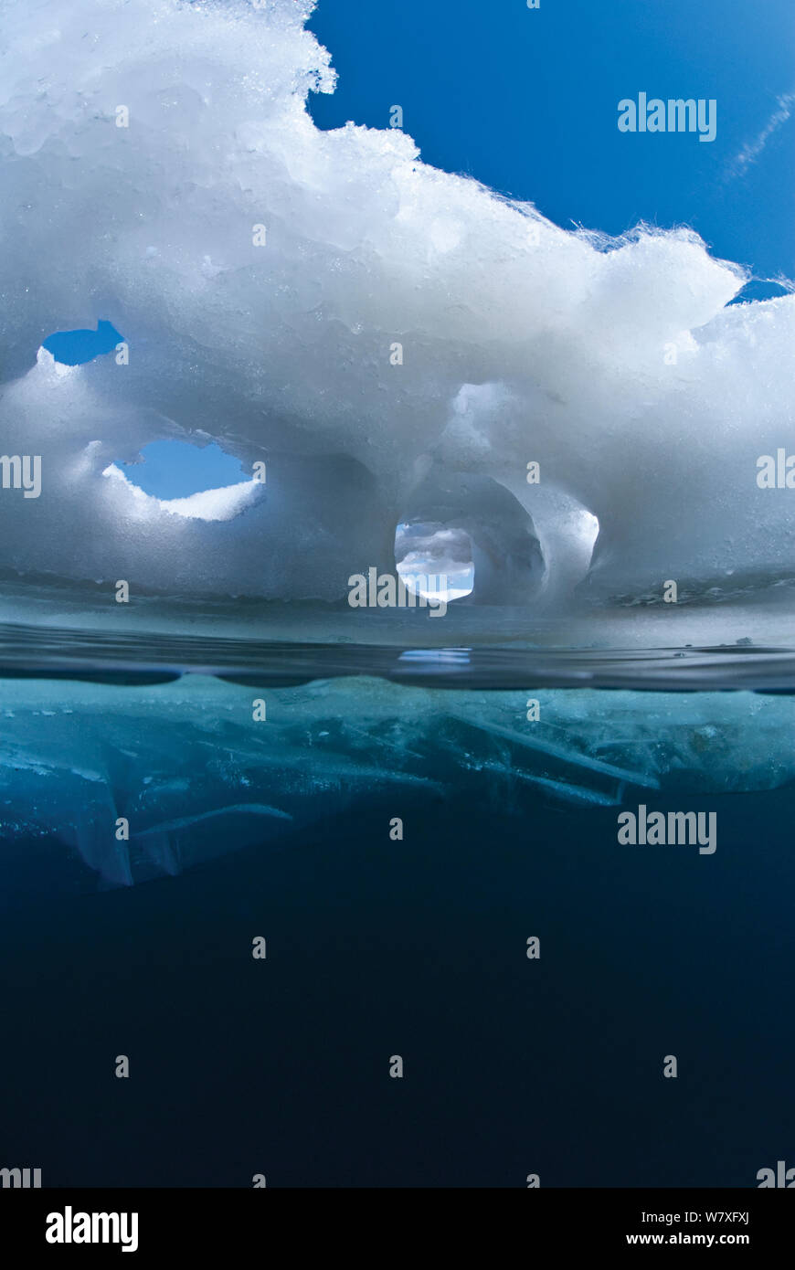 Löcher im Eis verwendet von Baikal Dichtungen (Pusa Pumila). Baikalsee, Russland, April 2009. Stockfoto