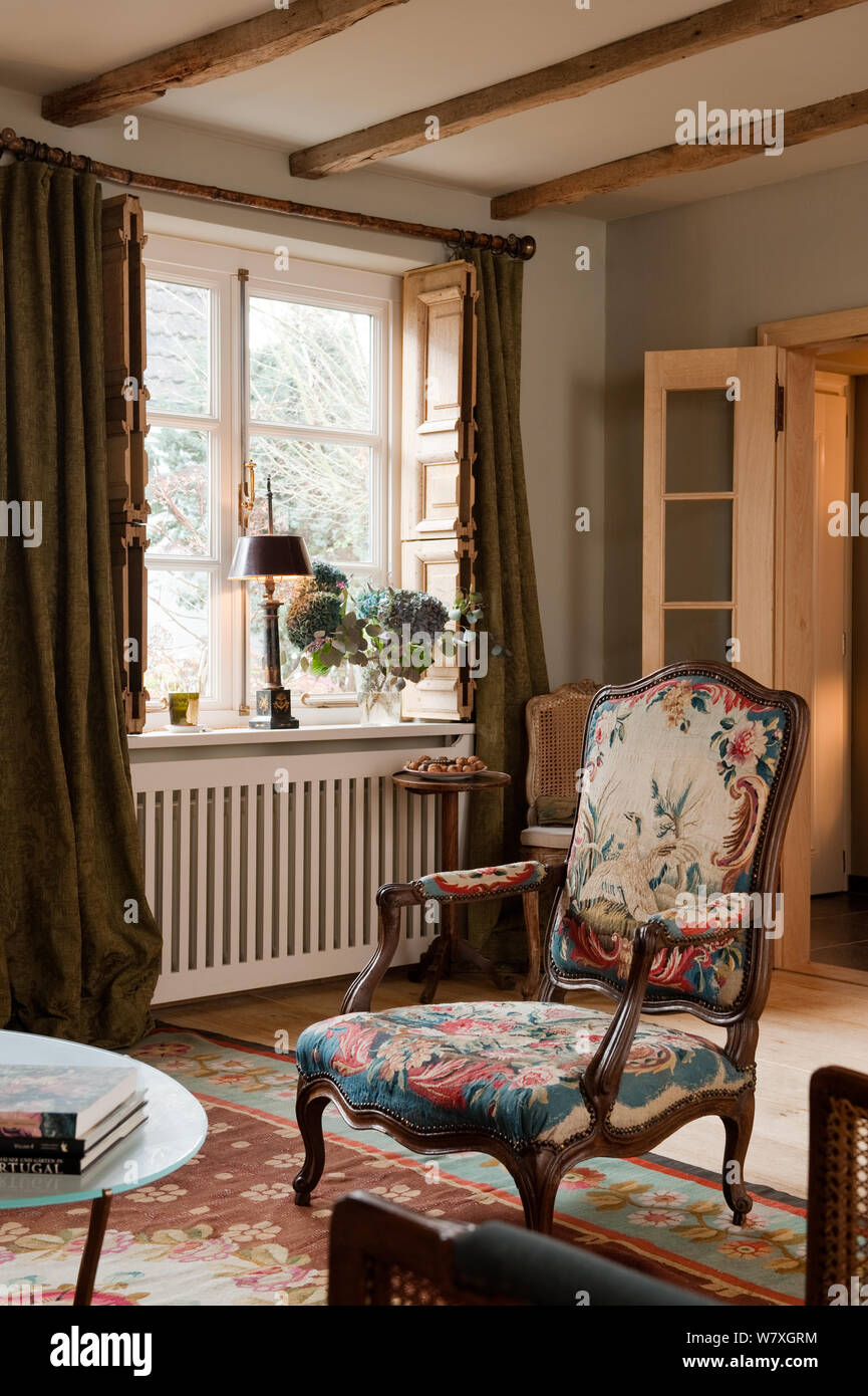 Geblümten Sessel im Landhausstil Wohnzimmer Stockfoto