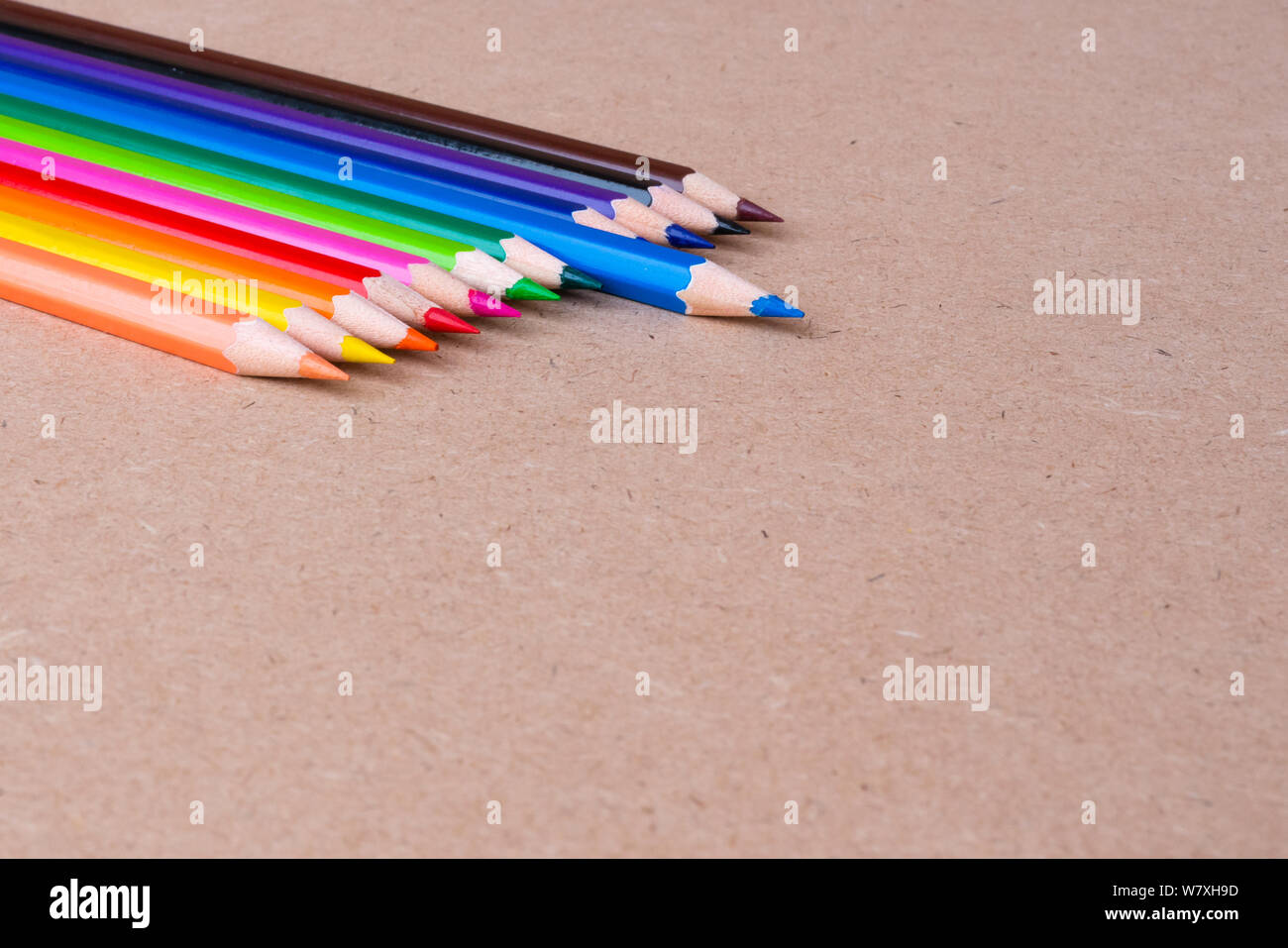 Blauer Stift führen die anderen bunten Bleistift auf Hintergrund, Hintergrund und Textur Konzept Stockfoto