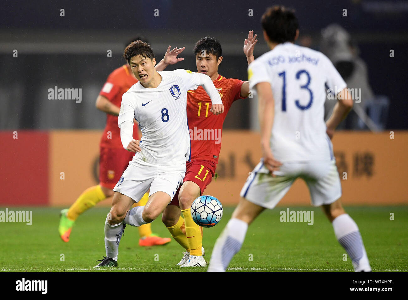 Ko Myong-jin von Südkorea Nationalmannschaft Herausforderungen Hao Junmin der chinesischen nationalen Männer Fußball-Mannschaft in Ihrer Gruppe eine Runde 6 Spiel durin Stockfoto