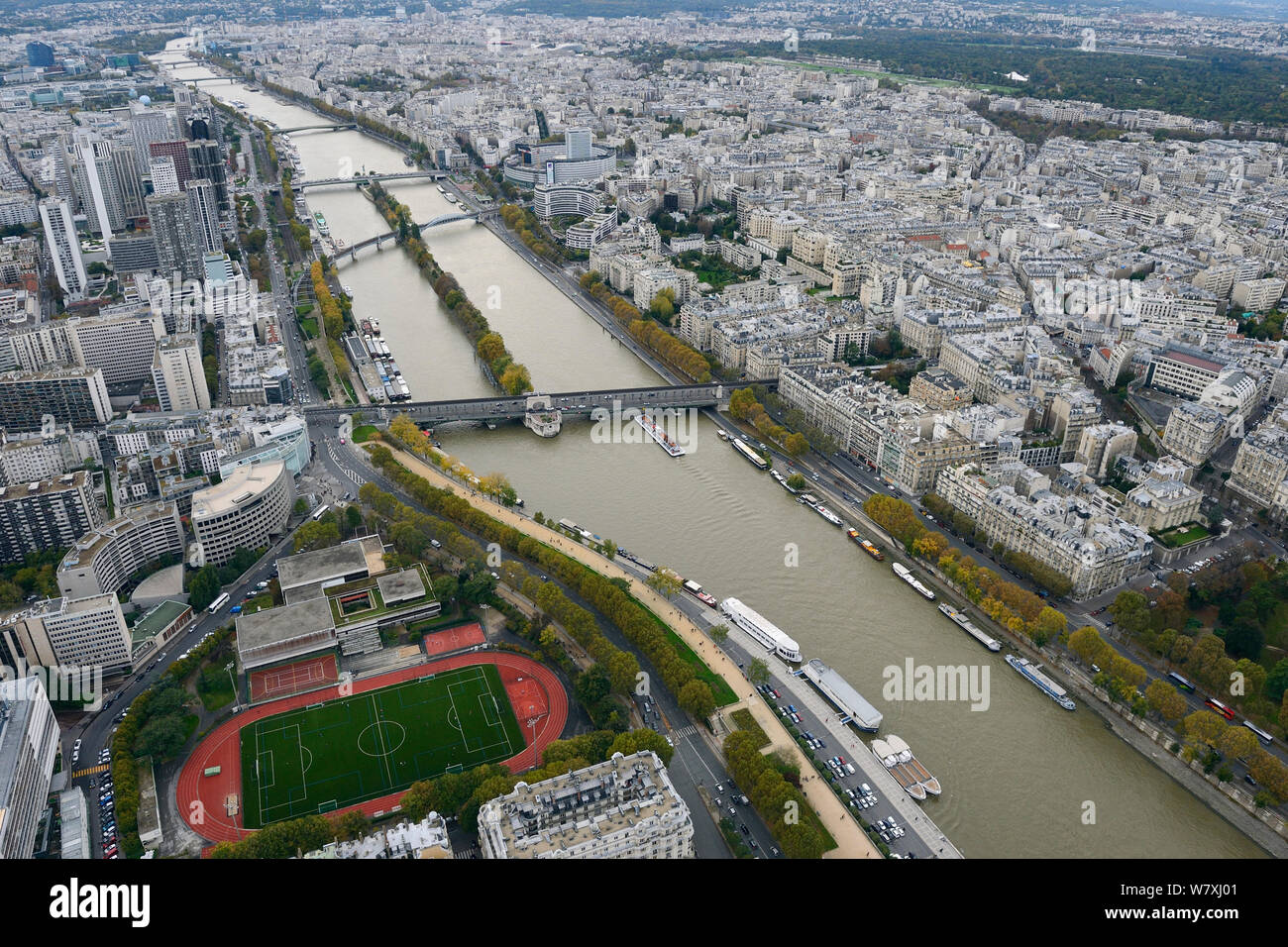 Blick vom Eiffelturm auf die Seine, Paris, Frankreich, November 2013. Stockfoto