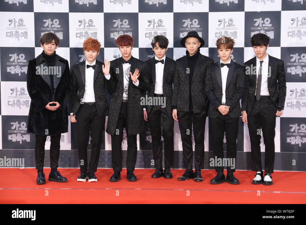 Mitglieder der Koreanischen Boy Group BTS (Bangtan Jungen) oder kugelsichere Pfadfinder ankommen auf dem roten Teppich für die 2014 KBS TV K-Pop Festival in Seoul, S Stockfoto