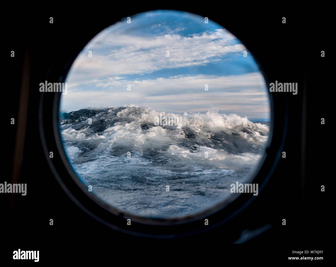 Wellen durch Bullauge gesehen, Baikalsee, Pribaikalsky Nationalpark, Sibirien, Russland, September 2013. Stockfoto