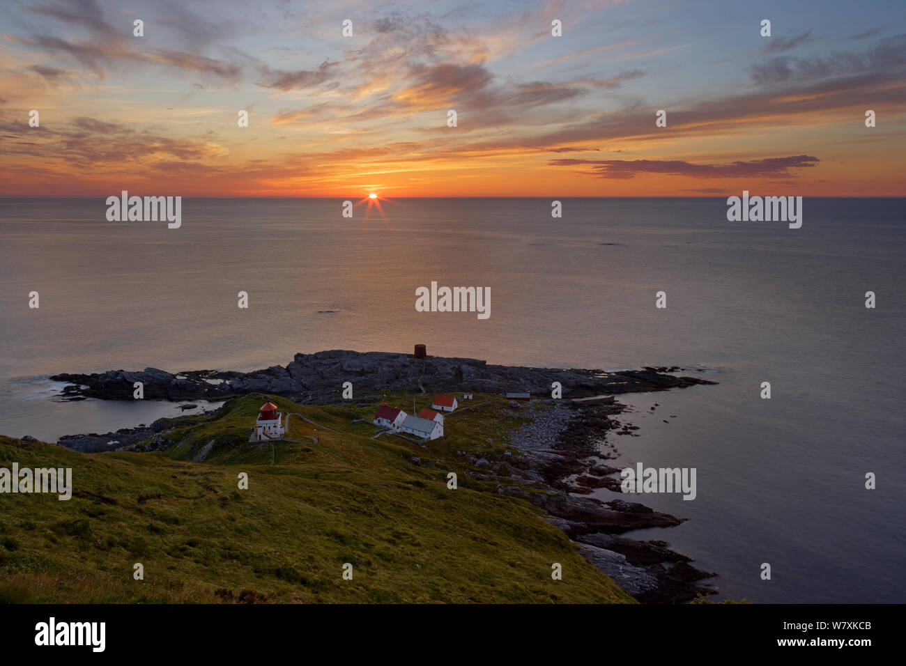 Runde Insel Leuchtturm bei Sonnenuntergang. Møre og Romsdal, Norwegen. Juli. Stockfoto