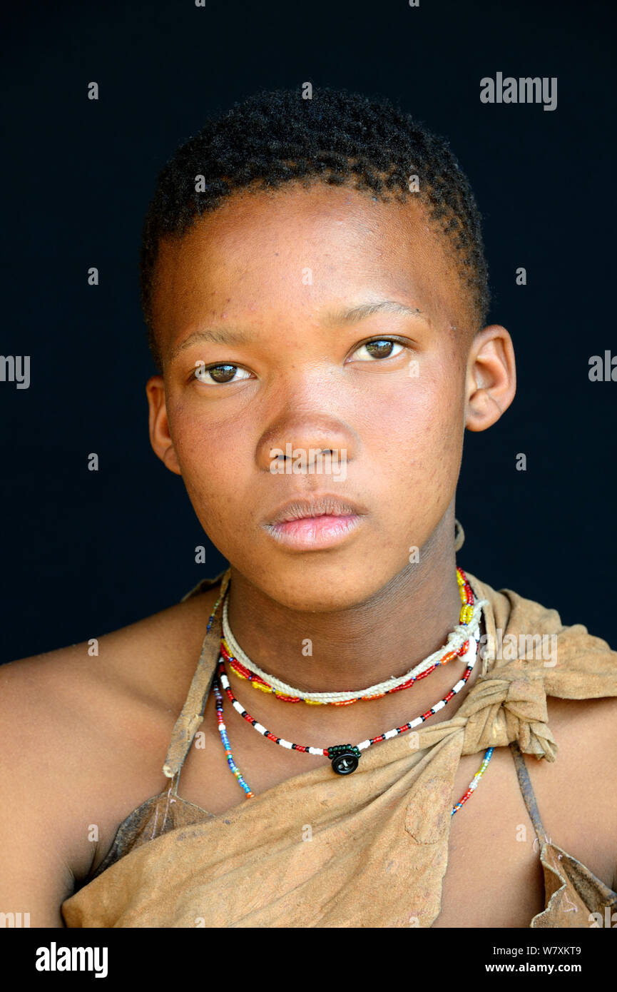 Porträt der jungen Naro San Frau, Kalahari, Ghanzi region, Botswana, Afrika. Oktober 2014. Stockfoto