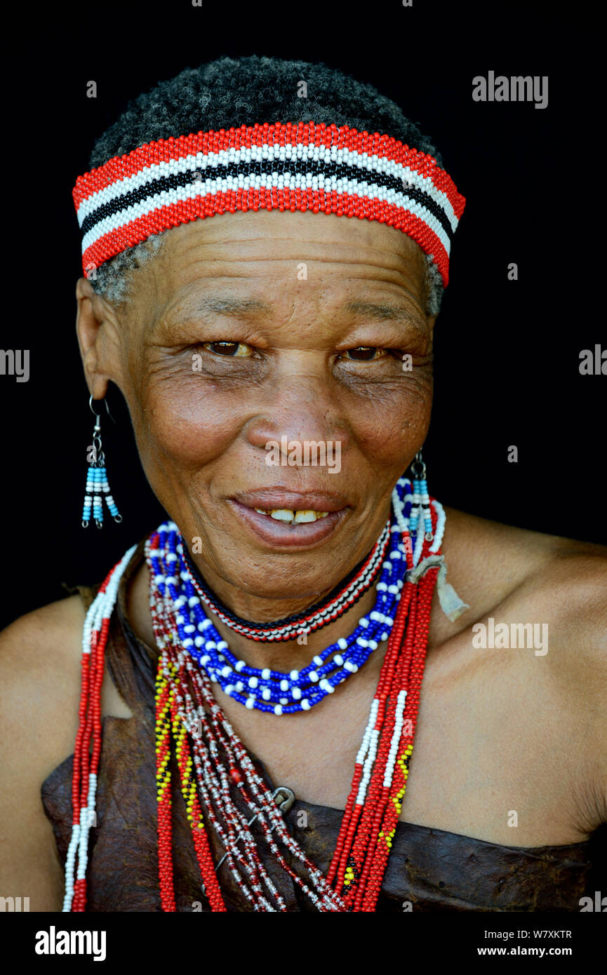 Portrait von naro San Frau in traditioneller Kleidung und Stirnband, Kalahari, Ghanzi region, Botswana, Afrika. Oktober 2014. Stockfoto