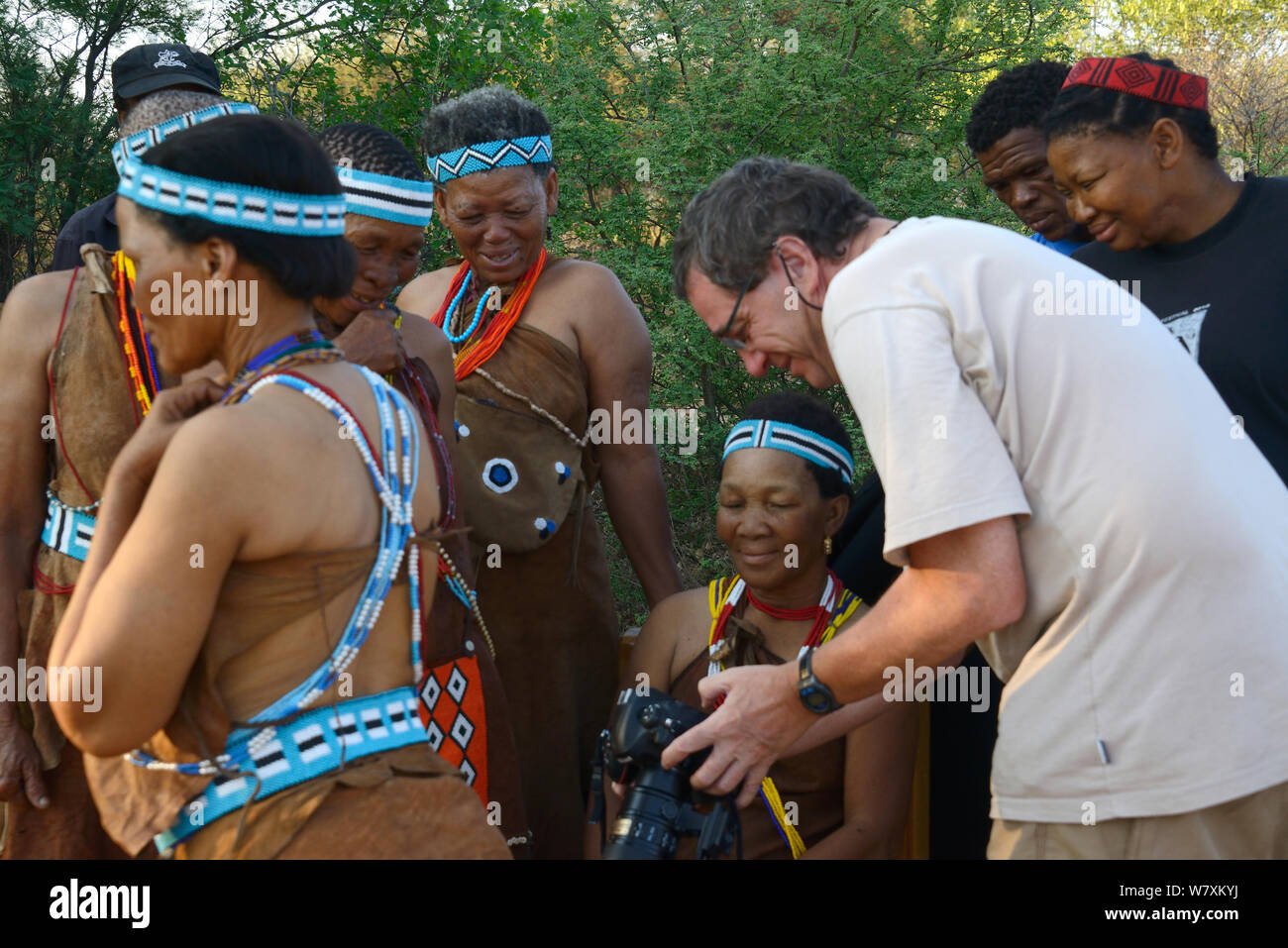 Fotograf Eric Baccega zeigt Abbildungen zu Naro San Tänzerinnen in traditioneller Kleidung mit duiker Leder. Kalahari, Ghanzi region, Botswana, Afrika. Trockene Jahreszeit, Oktober 2014. Stockfoto